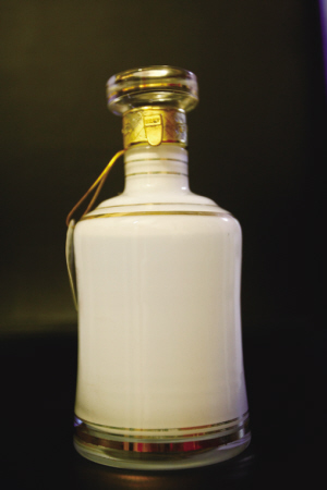 62歲“酒瓶專業戶” 25年集千余酒瓶