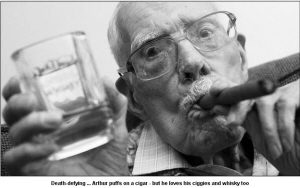 英國老兵天天抽煙日日喝酒活過百歲