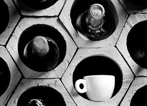 酒精飲料與咖啡混合飲用會增加醉酒的風險，加重不良后果。資料圖片