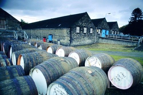 　　很多酒莊就是一個小小的蒸餾廠，儲存威士忌的陳年橡木桶往往也成了這獨特風景的重要組成部分