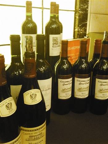 1、封瓶鐵片拉菲的封瓶鐵片最容易辨認。它的設計圖案上方是酒莊城堡，而中間則寫有Lafitr Rothschild的字樣。