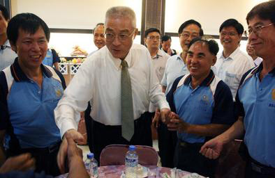 吳敦義參加南投消防活動分享與義消劃拳老照片