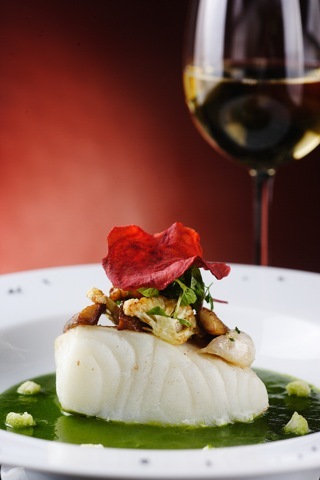 慢烤鱈魚菲力和榛子黃油生菜湯配炒牛肝菌和花菜頭，來自Maison Pourcel雅克紅房子。