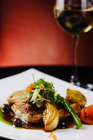 微煎海鱸魚菲力配四川胡椒和西班牙式西紅柿泥佐小茴香佐普羅旺斯橄欖油，來自Maison Pourcel雅克紅房子。