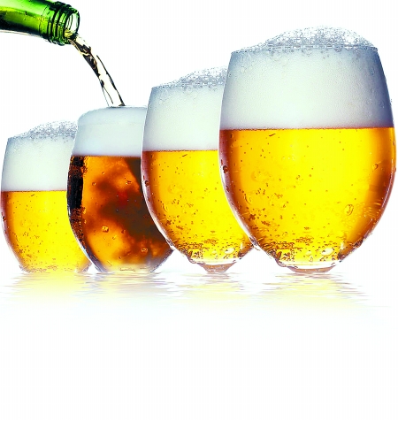 酒桌上碰到喝酒“上臉”的人，大家一般都不會勉強，這其實是有道理的。一喝酒就臉紅的人體內解酒酶少，對酒精消化能力差，確實喝不多。在酒場如戰場的中國，這真是一種幸福的體質。