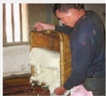 廣東南雄市百順鎮(zhèn)在今年的公務(wù)接待中，用自釀米酒代替了市面上購(gòu)買(mǎi)的酒水。該鎮(zhèn)負(fù)責(zé)人告訴記者，百順鎮(zhèn)雖偏僻，但每年接待壓力不小，有時(shí)一天要接待好幾撥客人。“平均一個(gè)月要喝掉100斤酒。”