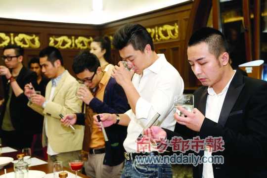 在瑪姆白中白香檳晚宴上，法國香檳業(yè)者為中國消費(fèi)者演繹了優(yōu)雅的操作方式。