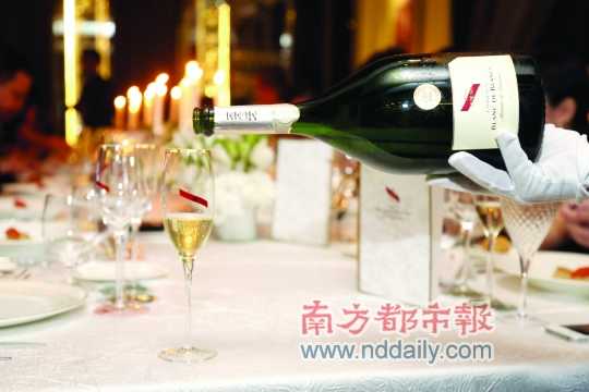 在瑪姆白中白香檳晚宴上，法國香檳業(yè)者為中國消費(fèi)者演繹了優(yōu)雅的操作方式。