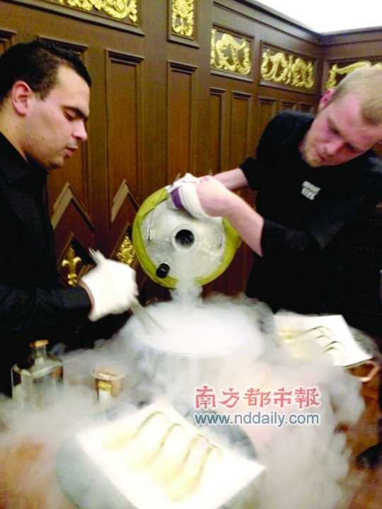 在瑪姆白中白香檳晚宴上，法國香檳業(yè)者為中國消費(fèi)者演繹了優(yōu)雅的操作方式。