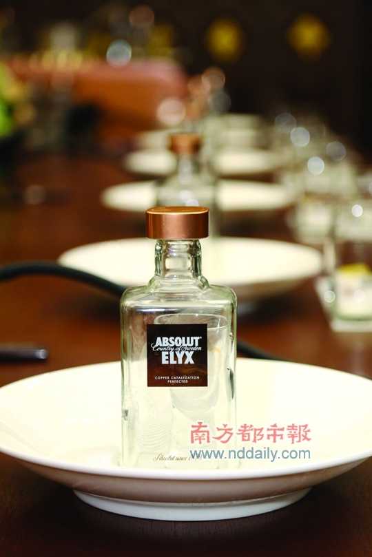 在瑪姆白中白香檳晚宴上，法國香檳業(yè)者為中國消費(fèi)者演繹了優(yōu)雅的操作方式。