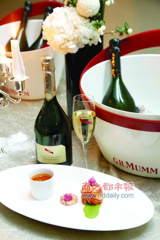 在瑪姆白中白香檳晚宴上，法國香檳業(yè)者為中國消費(fèi)者演繹了優(yōu)雅的操作方式。