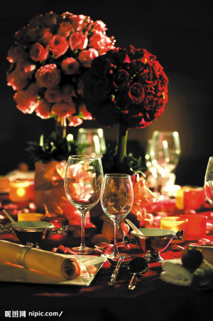 傳統婚宴上，缺少不了喜酒的助興。近年來，晉江的婚宴喜酒流行趨勢，逐漸以進口紅葡萄酒為主，部分高端宴席搭配進口洋酒、國內高端白酒等，為的是提升婚宴的檔次。