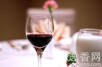 喝紅酒要用無色透明的高腳玻璃杯