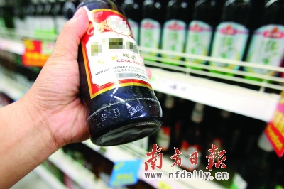 買啤酒時記得看酒瓶上的生產日期。李細華 攝