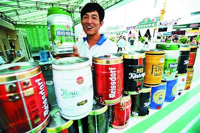 啤酒大棚各出奇招引游客 廠商暗戰(zhàn)拼酒拼氛圍