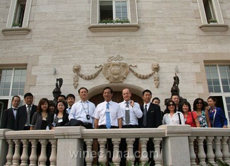 王朝公司領導與嘉賓們在王朝御苑酒堡前合影