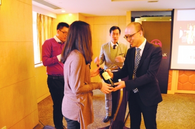 與會嘉賓獲贈紅酒一瓶。