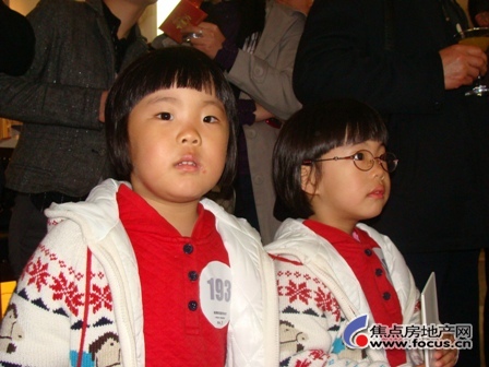 現場抓拍的雙胞胎