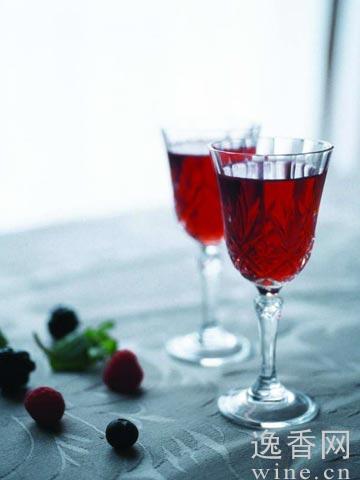 英國酒類行業(yè)雜志《Drink Business》總結(jié)了自其2002年7月建立至今，酒類行業(yè)最大的變革和趨勢。他們首先考慮了互聯(lián)網(wǎng)的影響。