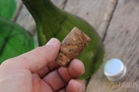 葡萄酒瓶變身精致的風(fēng)鈴，送去新春祝福