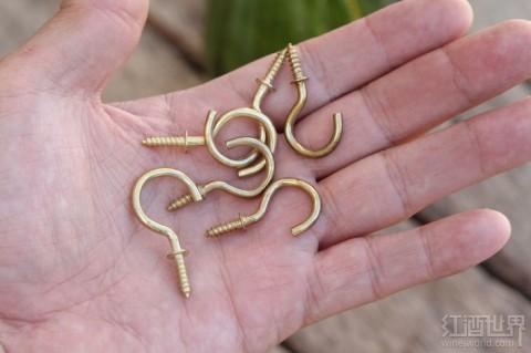 葡萄酒瓶變身精致的風(fēng)鈴，送去新春祝福