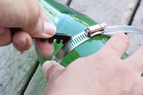 葡萄酒瓶變身精致的風(fēng)鈴，送去新春祝福