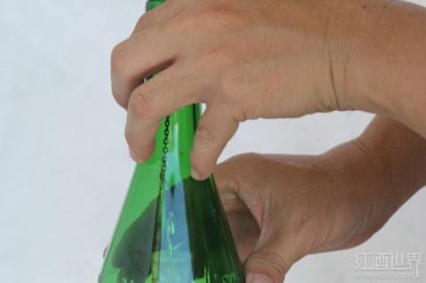 葡萄酒瓶變身精致的風(fēng)鈴，送去新春祝福