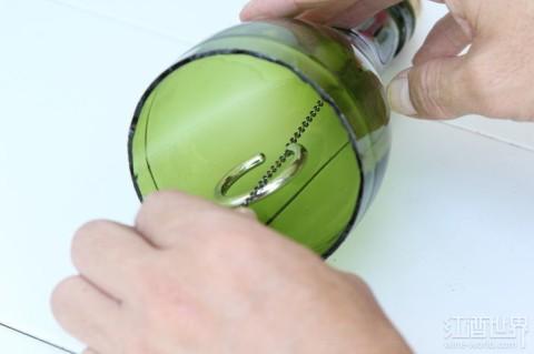 葡萄酒瓶變身精致的風(fēng)鈴，送去新春祝福