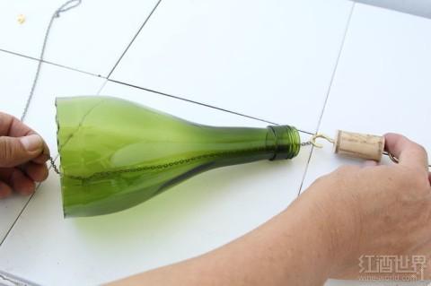 葡萄酒瓶變身精致的風(fēng)鈴，送去新春祝福