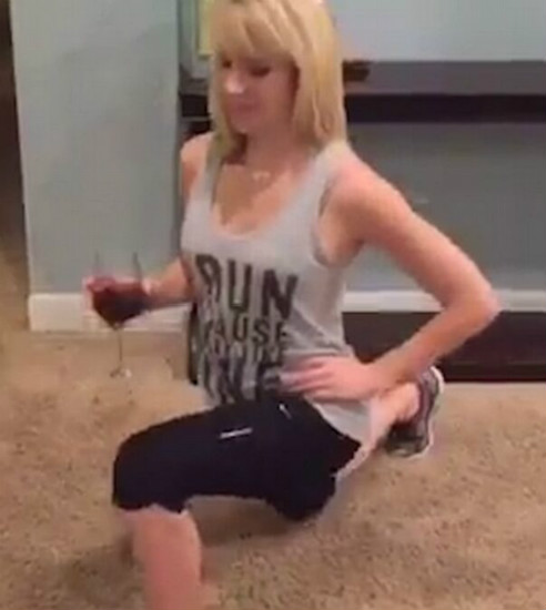 英國女健身教練以葡萄酒為伴健身在網絡上爆紅