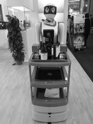 “帥哥、美女，請(qǐng)讓一讓。”一個(gè)高挑的身材、系著彩色絲巾的“妙齡女子”，推著裝有葡萄酒的餐車款款走來(lái)，引得不少市民、展商駐足圍觀……昨日，這一幕出現(xiàn)在第94屆全國(guó)糖酒商品交易會(huì)（以下簡(jiǎn)稱“糖酒會(huì)”）葡萄酒及國(guó)際烈酒展區(qū)。不過(guò)，這位“女子”并非真人，而是一位智能機(jī)器人，只要輸入指定命令，就能為大家提供送酒、點(diǎn)餐等服務(wù)。據(jù)了解，本屆糖酒會(huì)將一直持續(xù)到本周六。